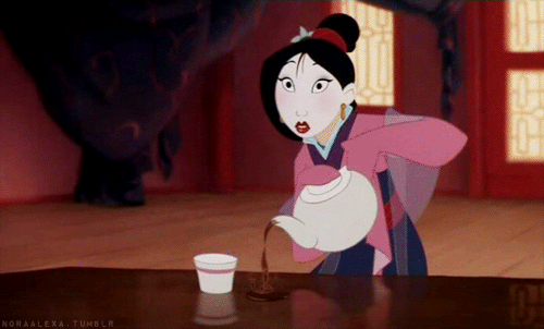 princesa mulan sirviendo mal una taza de té 