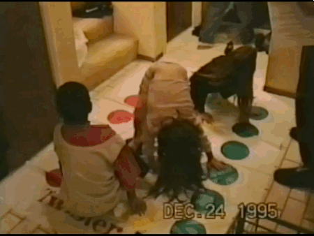 niñas jugando tiwster en el suelo video casero gif primos 