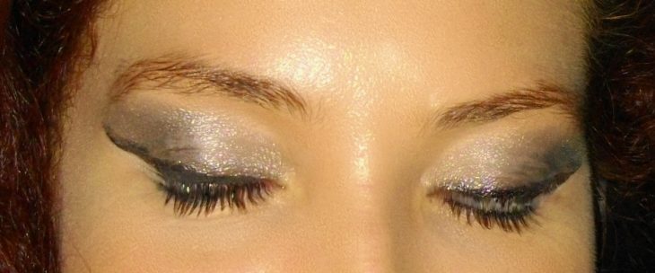 ojos maquillaje de sombra con brillos 