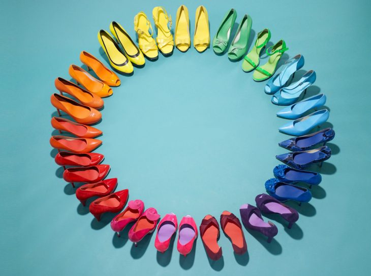 obsesiva del color zapatos de colores en circulo 