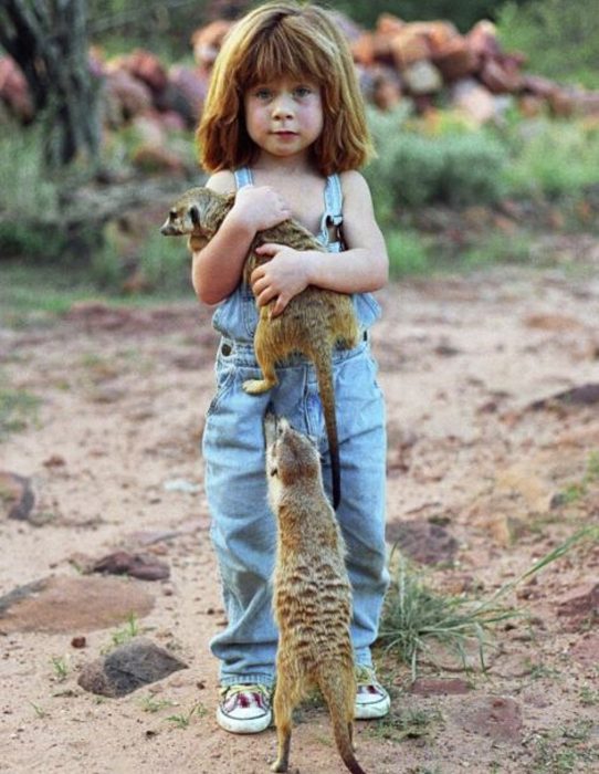 niña tippi abrazada de animales selva 