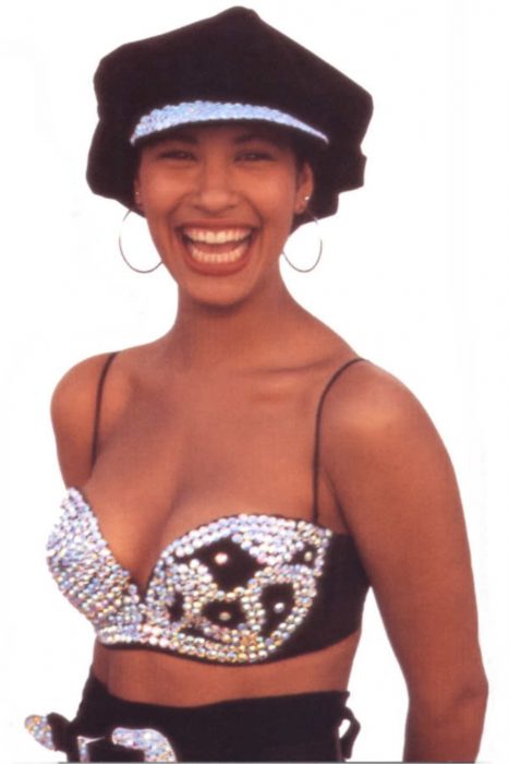 Selena bustier moda 90s gorra 