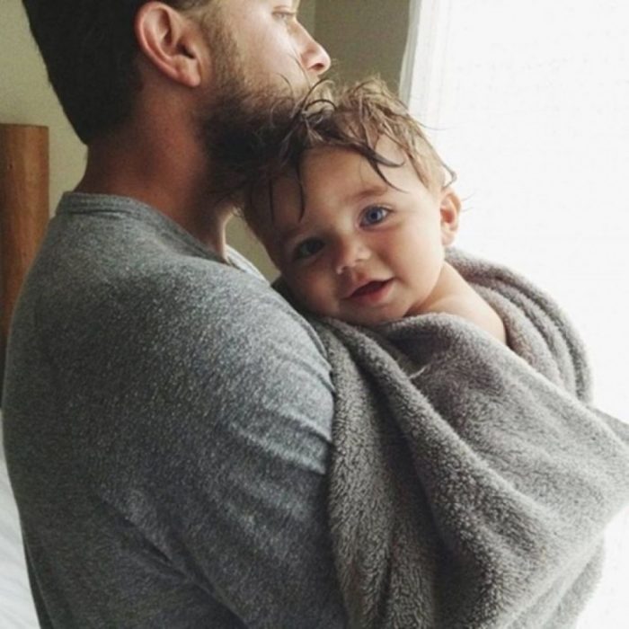 padre con su hijo saliendo del baño tierno