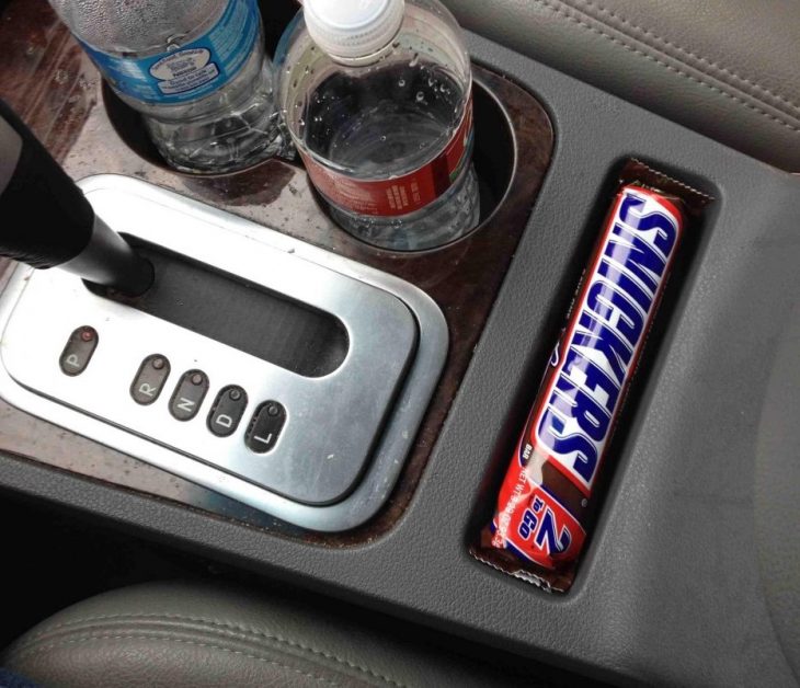 chocolate snickers en hueco de coche 