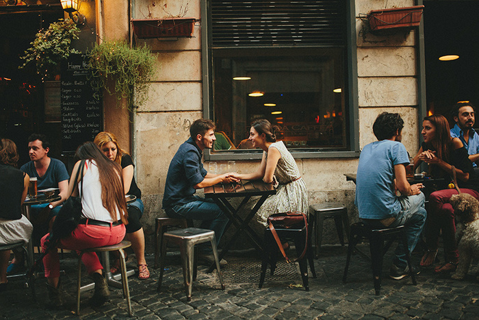 pareja platicando de frente en un cafe 