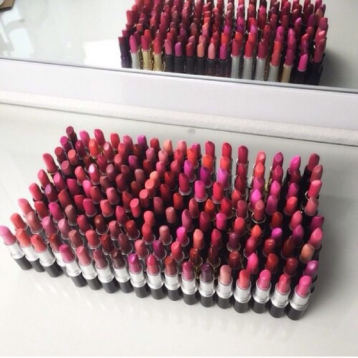 muchos labiales acomodados diferentes colores el sueño de una mujer