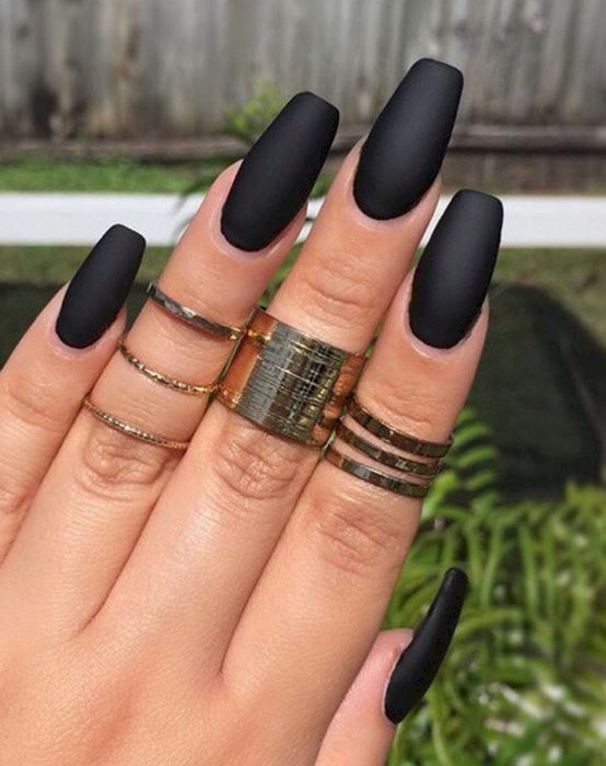 manicura de uñas color negro personalidad misteriosa 