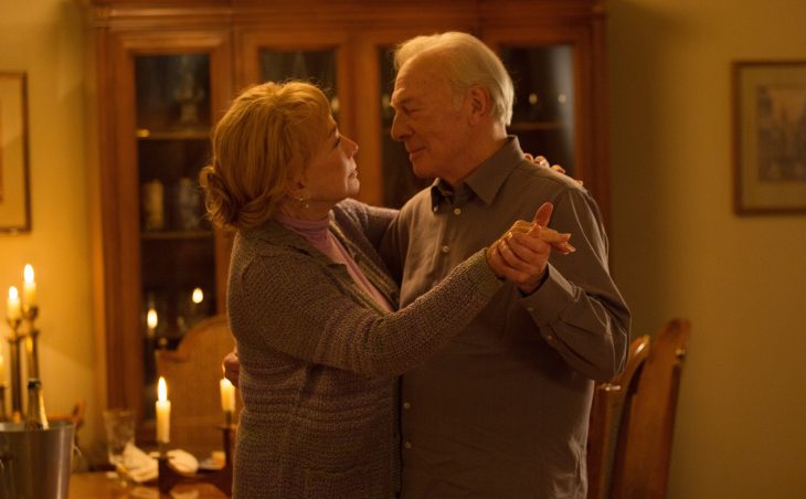 pareja de ancianos bailando en la sala 