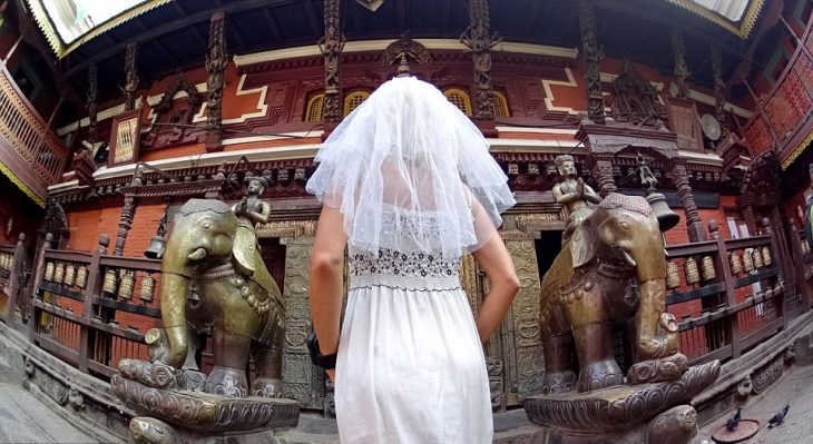 Mujer con vestido de novia en la puerta de oro en kathmandu Nepal 