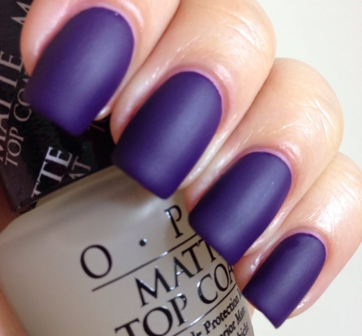 uñas color purpura en estilo matte 