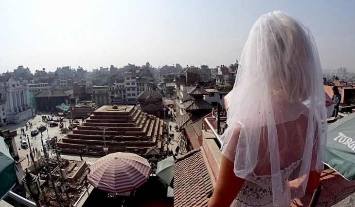 mujer con vestido de novia en nepal plaza 