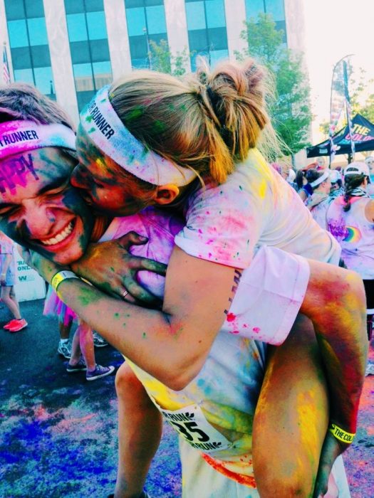 pareja besandose despues de carrera de colores