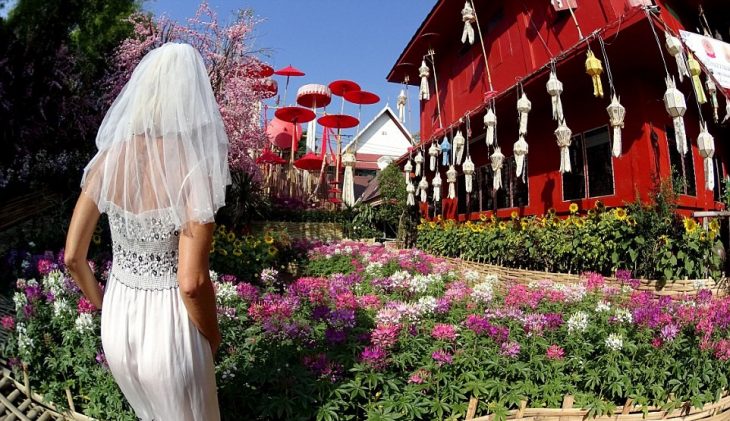 mujer viaja con vestido de novia foto frente chiang mai tailandia 