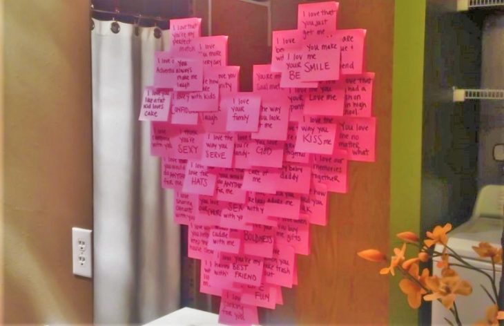 corazon hecho de post its en el espejo 