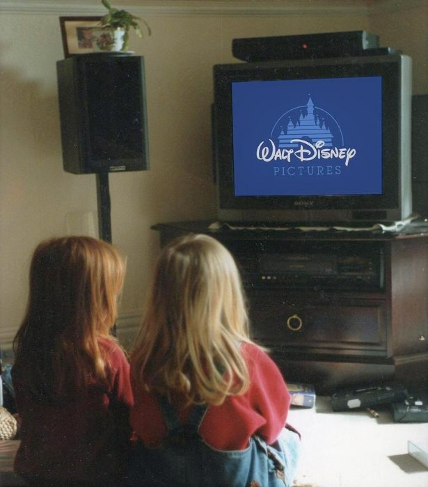 niñas viendo la television primas mirando una película disney