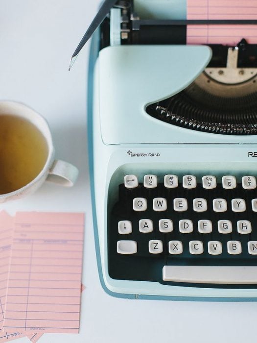 maquina de escribir con taza de tè 