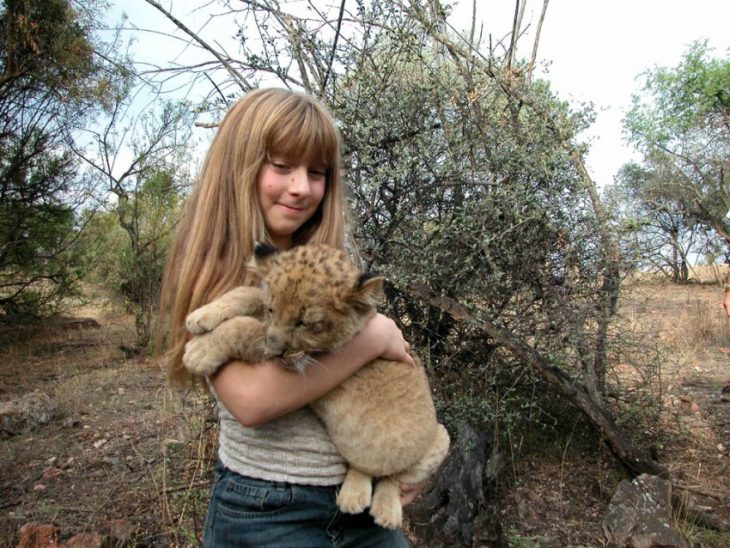 niña tippi con leopardo abrazado en sus manos 