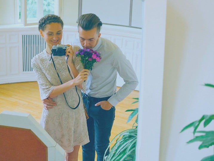 pareja con flores tomandose foto frente al espejo y flores 