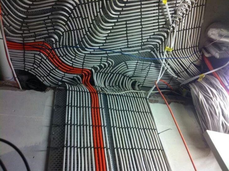 cables acomodados en perfecto orden 