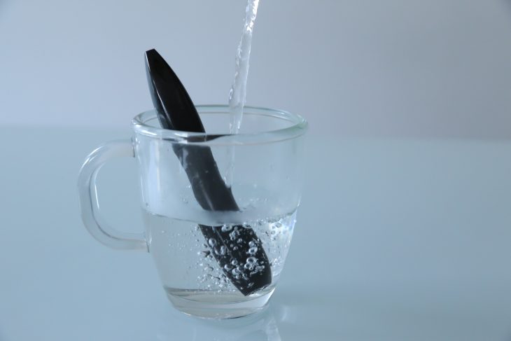 rimel en vaso de agua caliente para evitar grumos 