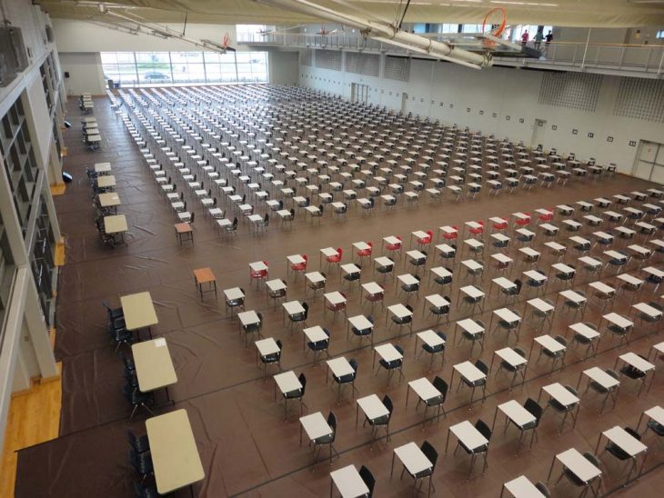 pupitres alineados en orden para examen 