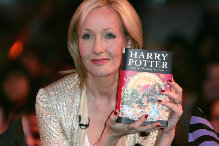 jk rowling escritora del harrypotter con libro 