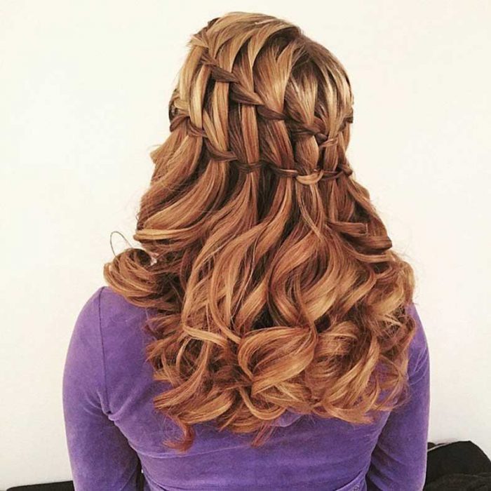 trenza de escalera con rizos ondulados sueltos cabello largo