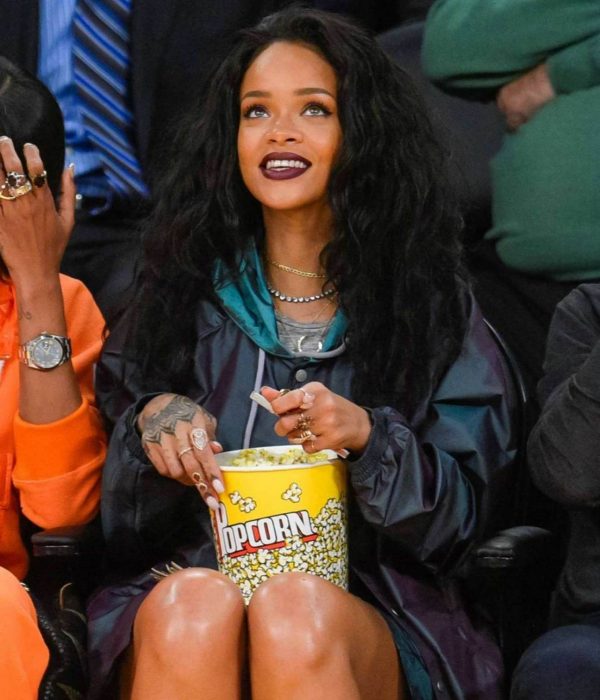 rhianna sonrie con palomitas de maiz 