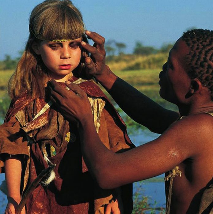 niña tippi en la selva maquillaje de tribu