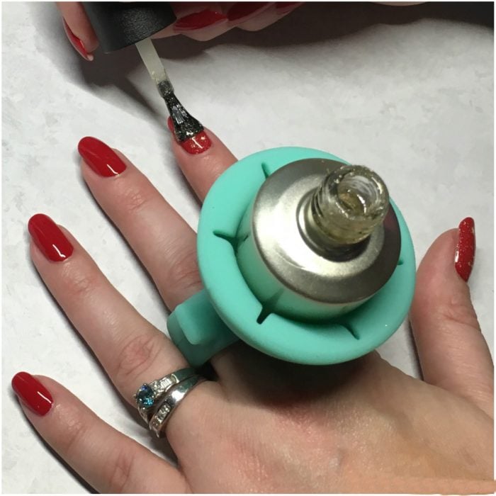 el tweexy es un anillo para colocar pintura de uñas 