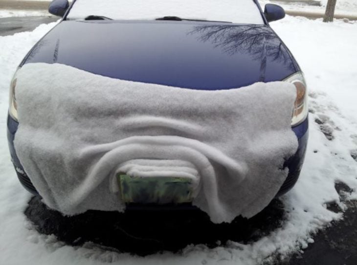 hielo de coche resbalándose del cofre