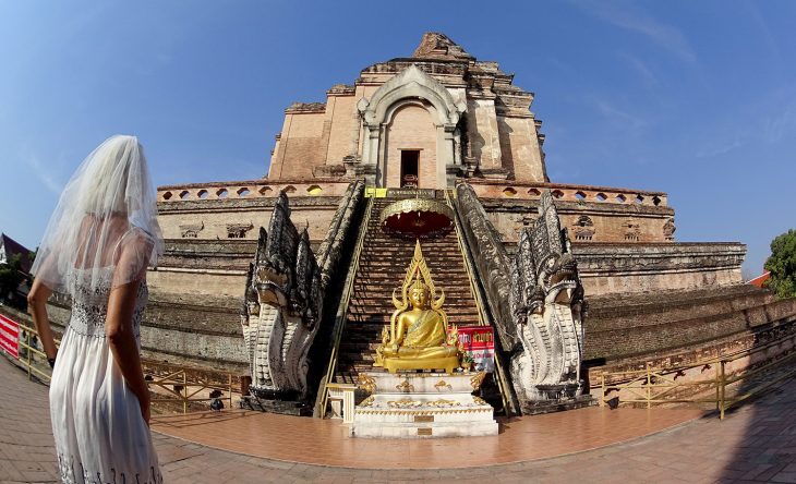 mujer vestido de novia en el templo budista en chang mai tailandia 