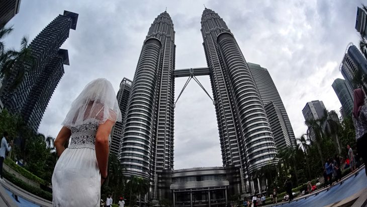 mujer vestido de novia en las torres gemelas de kuala lumpur 