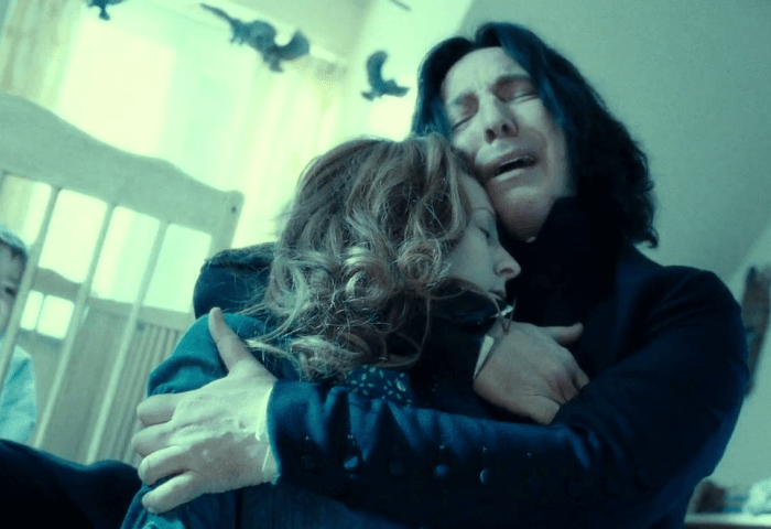 severus snape abraza a lily potter escena harry potter las reliquias 