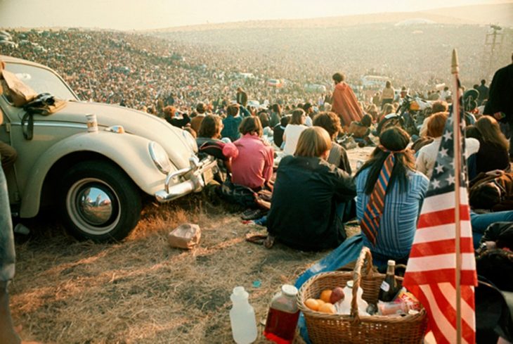 una multitud sentados en el suelo bocho hippie 