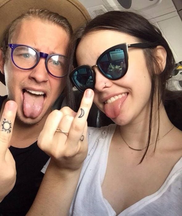 pareja con tatuaje en dedo anular lentes 