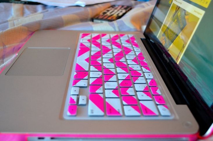 computadora con teclado de colores diseño rosa y azul 