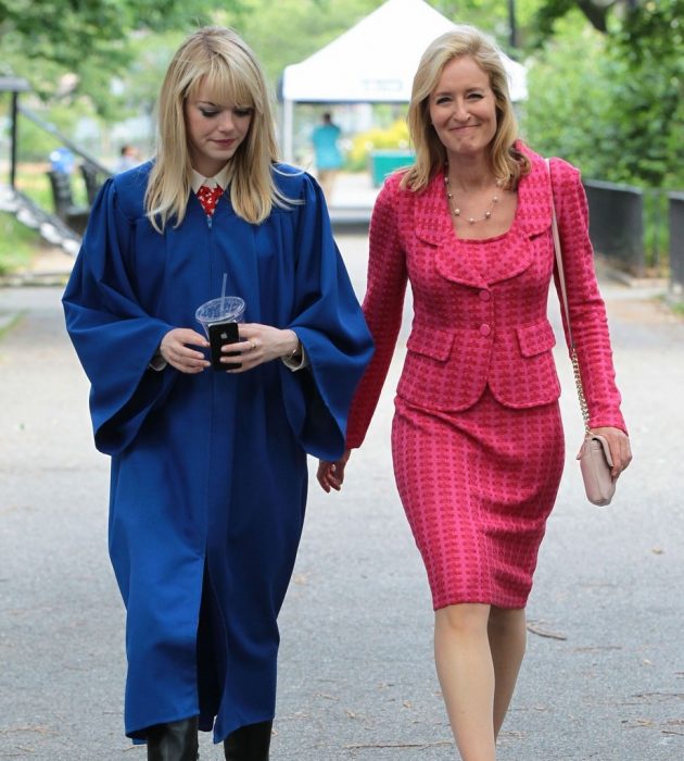 madre traje rosa hija con toga de graduacion emma stone