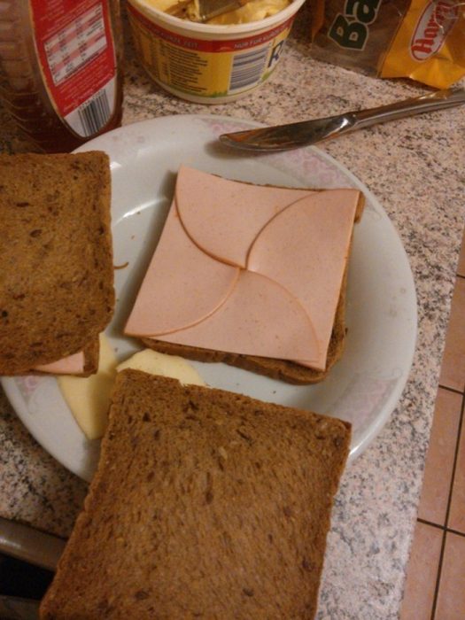 sandwich con jamón cortado a la perfección 