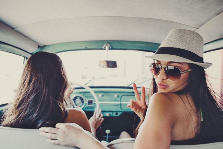 amigas viaje carretera coche lentes sombrero amigas