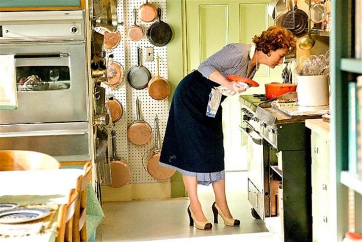 mujer cocinando vestido largo y tacones altos julie 