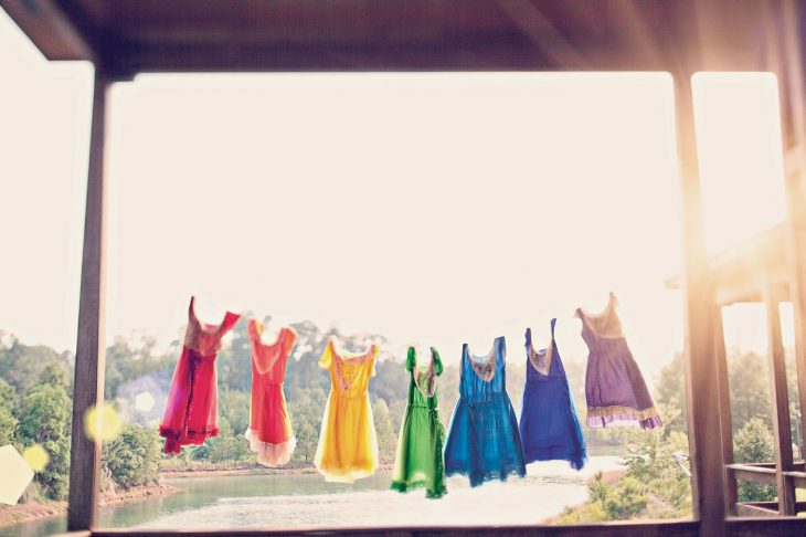 obsesiva del color vestidos de colores tendidos al sol 