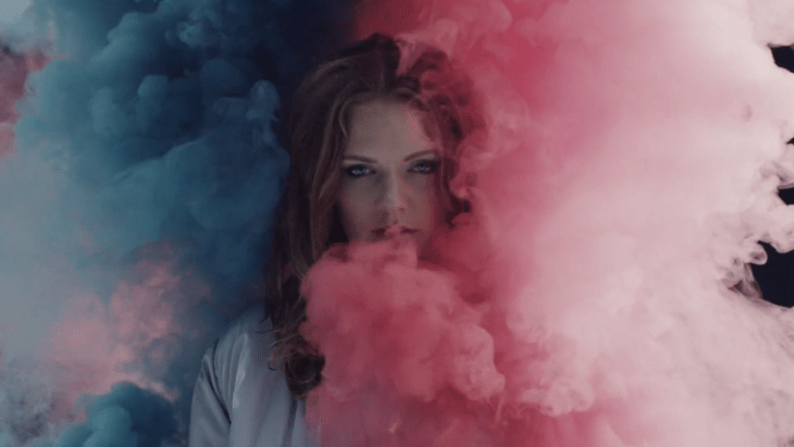 chica entre humo de colores tove lo 