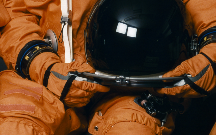 traje de astronauta naranja y casco 