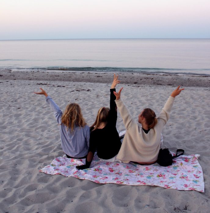 tres amigas de espaldas en la playa 