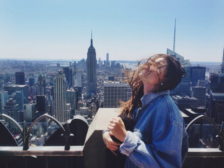 mujer en la mañana en la ciudad nueva york 