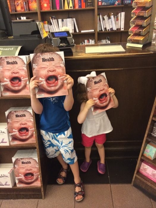 niños libro portada bebe llorando tienda 