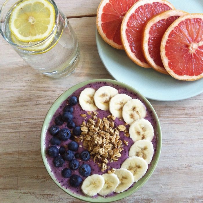 plato de frutas toronja agua y limon