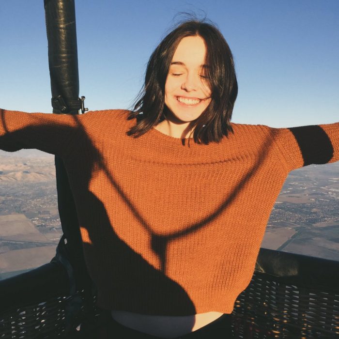 mujer feliz sonrie en un globo aerostatico