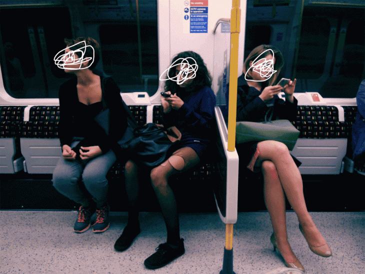 mujeres con su celular en el metro caras borrosas 